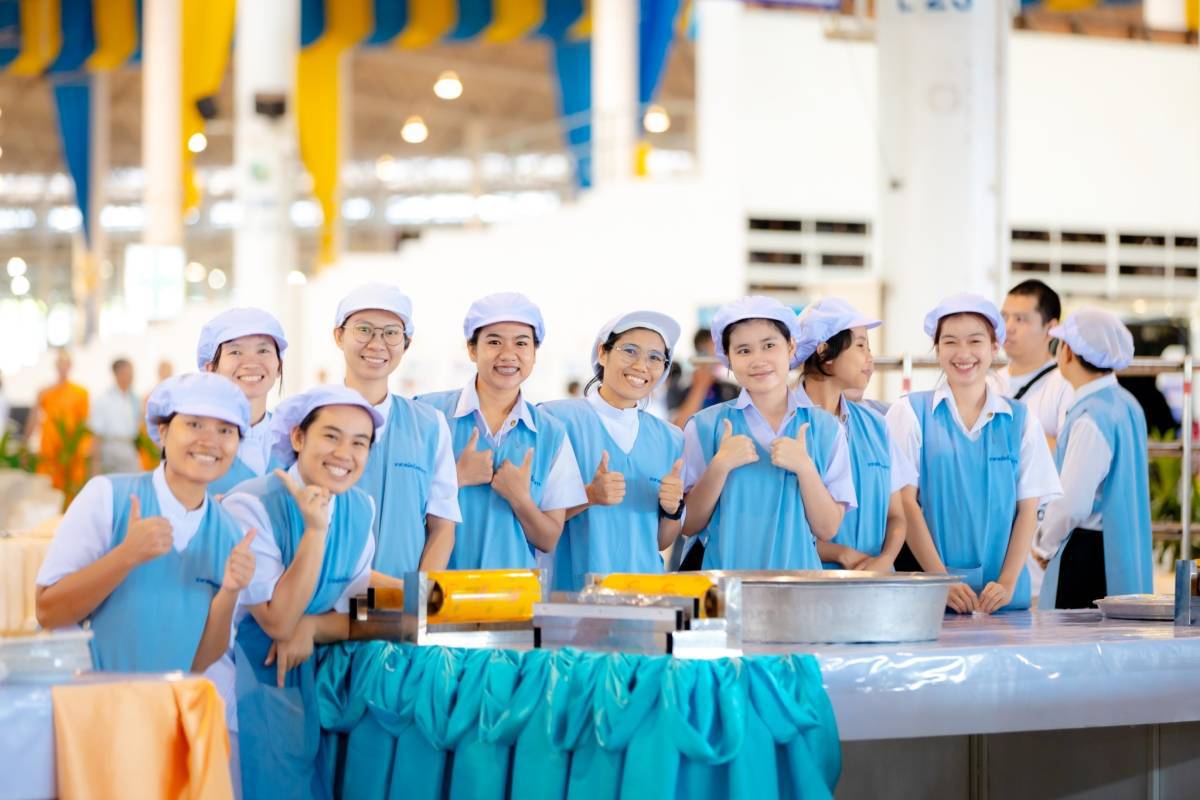 เยาวชนอาสาสมัคร รับบุญจัดเตรียมภัตตาหารพระ  เนื่องในวันสมาธิโลก