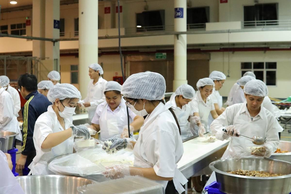 เยาวชนอาสาสมัคร รับบุญจัดเตรียมภัตตาหารพระ เนื่องในวันสมาธิโลก