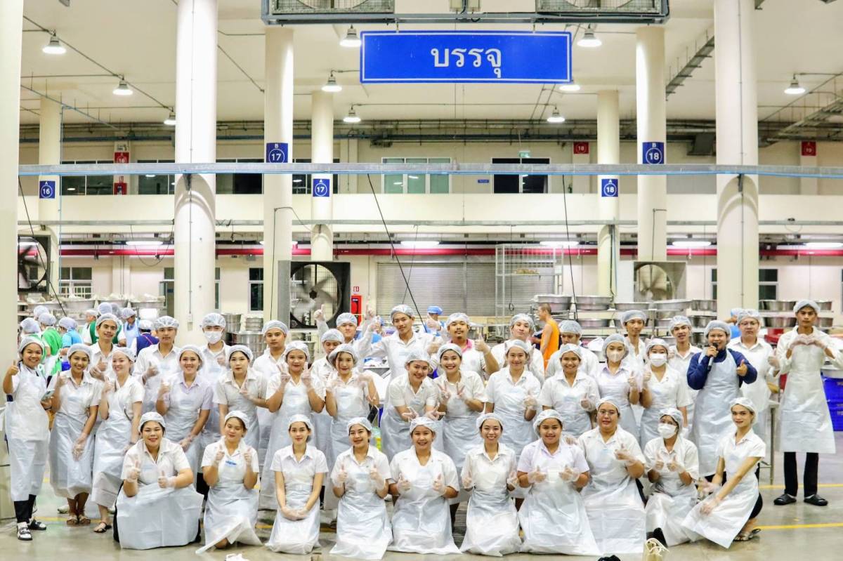 เยาวชนอาสาสมัคร รับบุญจัดเตรียมภัตตาหารพระ เนื่องในวันสมาธิโลก