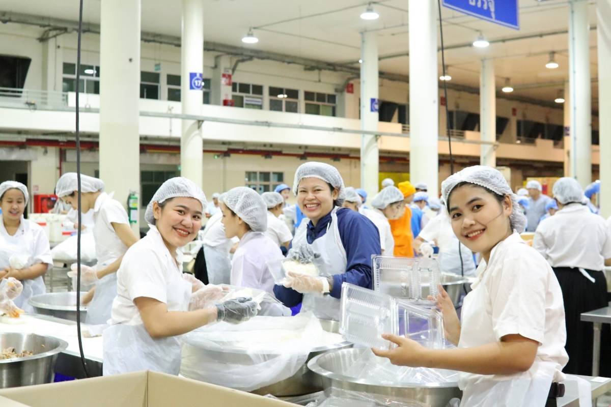 เยาวชนอาสาสมัคร รับบุญจัดเตรียมภัตตาหารพระ เนื่องในวันสมาธิโลก