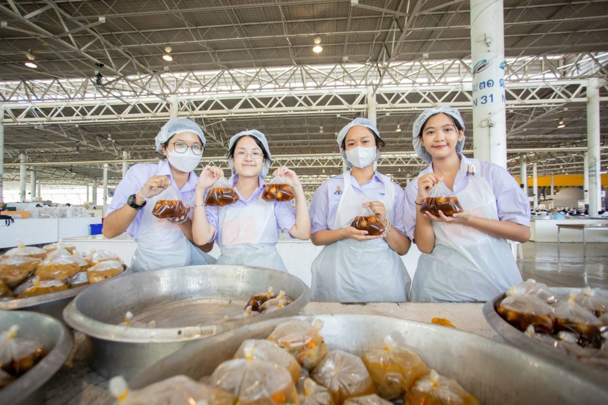 เยาวชนอาสาสมัคร รับบุญจัดเตรียมภัตตาหารพระ เนื่องในวันสมาธิโลก