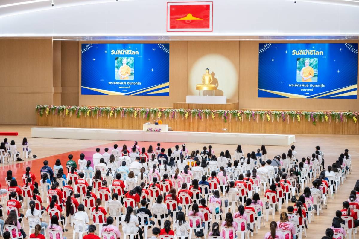 เยาวชนอาสาสมัคร  รับบุญจัดเตรียมภัตตาหารพระ  เนื่องในวันสมาธิโลก