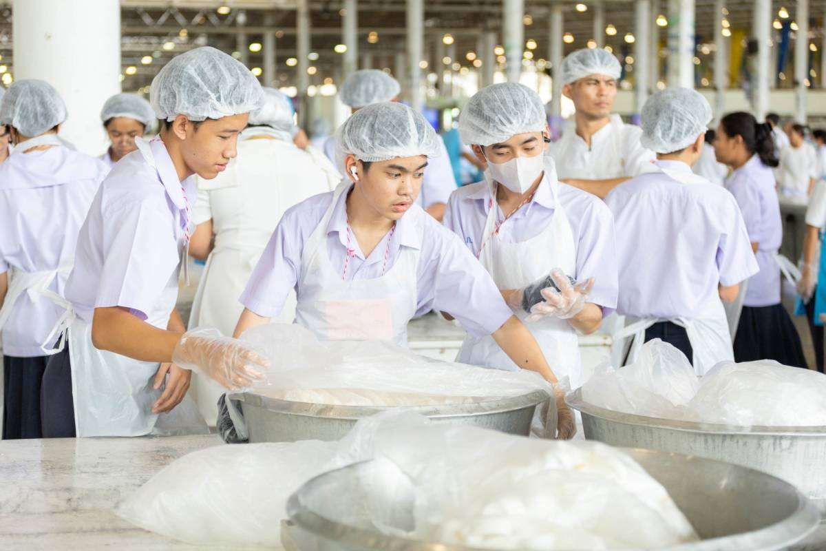 เยาวชนอาสาสมัคร รับบุญจัดเตรียมภัตตาหารพระ เนื่องในวันสมาธิโลก