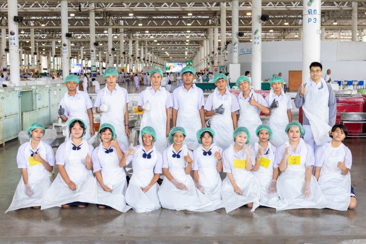 เยาวชนอาสาสมัคร รับบุญจัดเตรียมภัตตาหารพระ เนื่องในวันสมาธิโลก