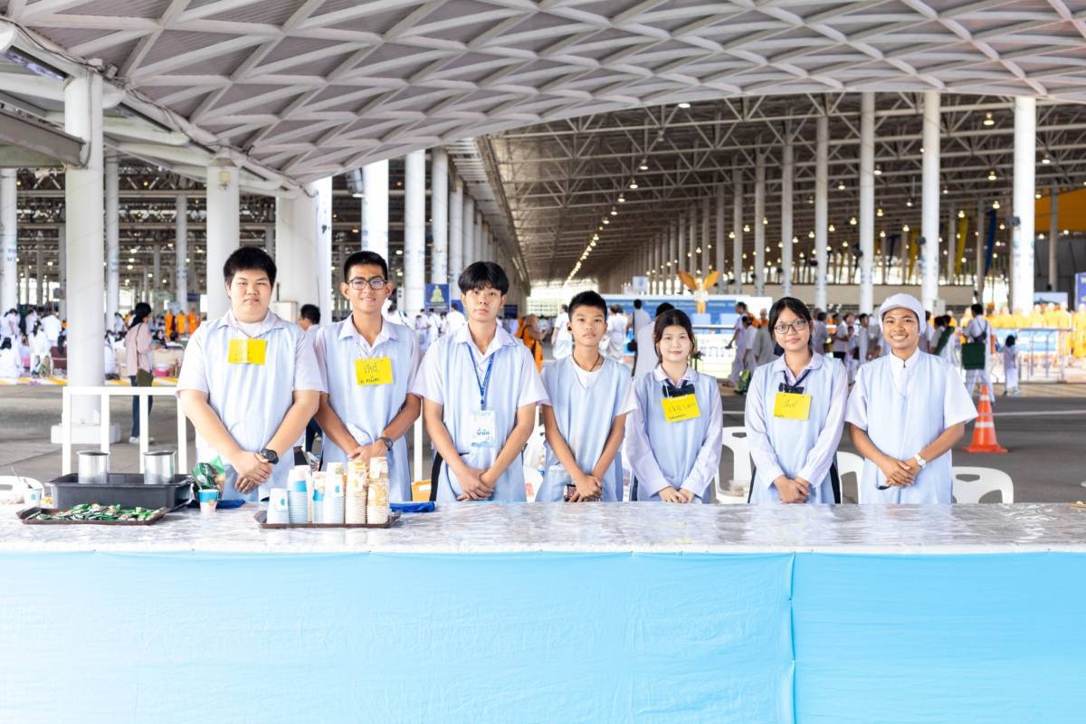 เยาวชนอาสาสมัคร รับบุญจัดเตรียมภัตตาหารพระ เนื่องในวันสมาธิโลก