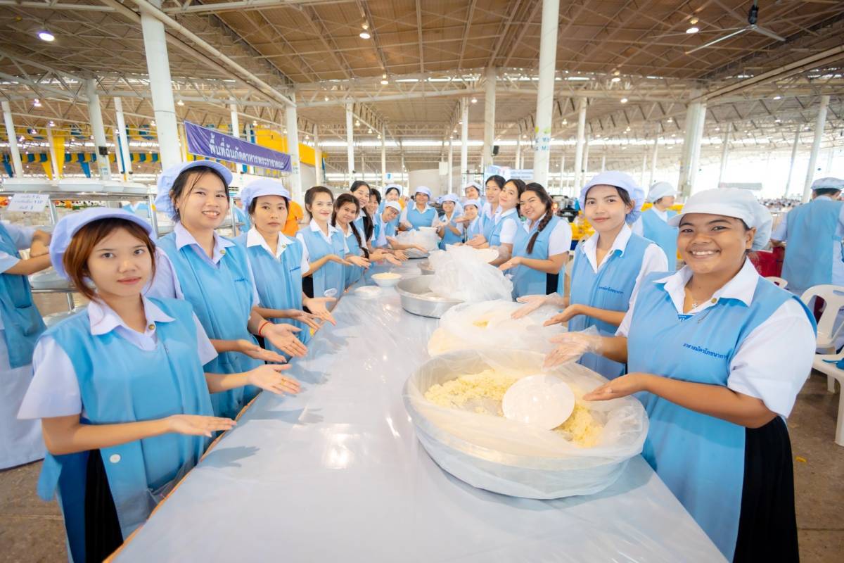 เยาวชนอาสาสมัคร รับบุญจัดเตรียมภัตตาหารพระ เนื่องในวันสมาธิโลก