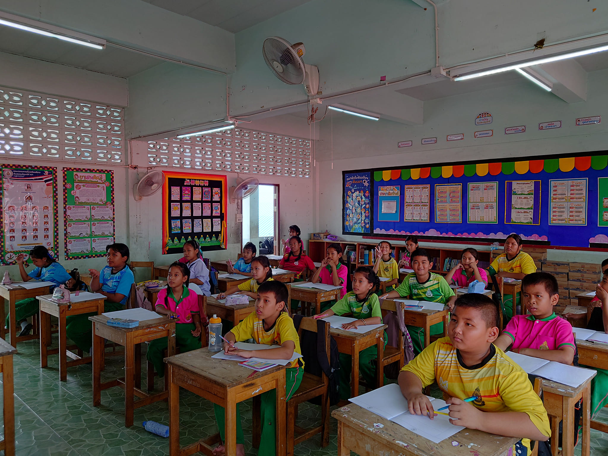 พระอาจารย์จากกองธรรม สอนศีลธรรมนักเรียนโรงเรียนสังข์อ่ำวิทยา