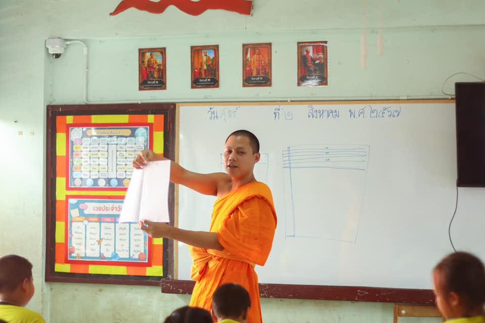 พระอาจารย์จากกองธรรม สอนศีลธรรมนักเรียนโรงเรียนสังข์อ่ำวิทยา
