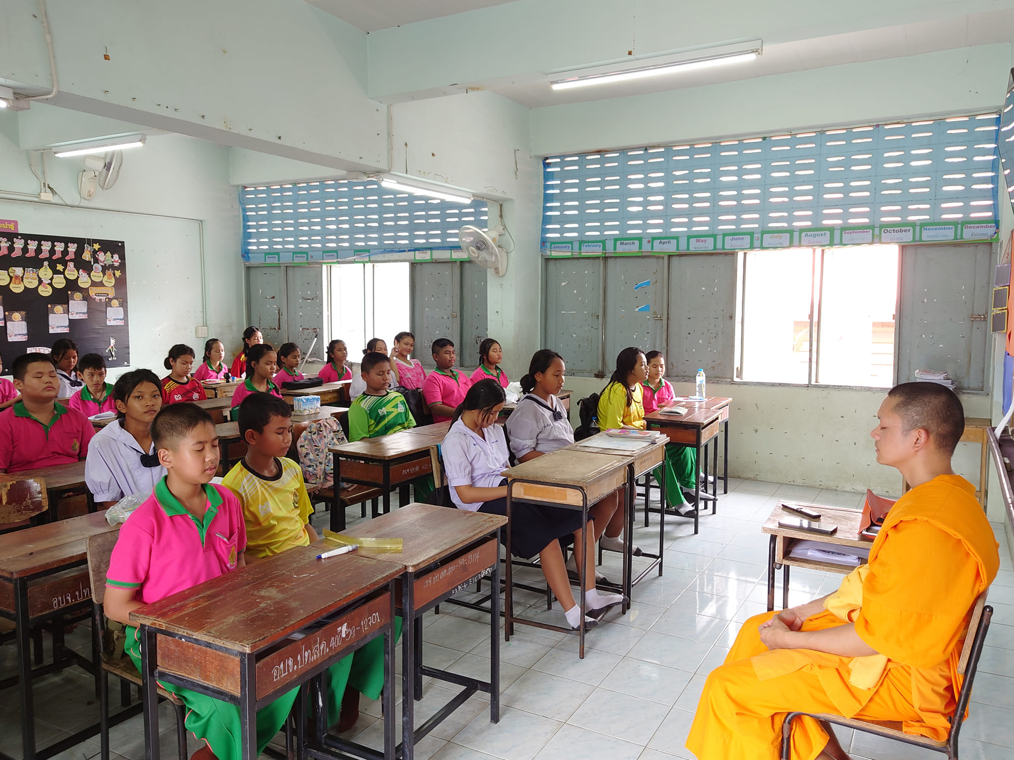 พระอาจารย์จากกองธรรม สอนศีลธรรมนักเรียนโรงเรียนสังข์อ่ำวิทยา