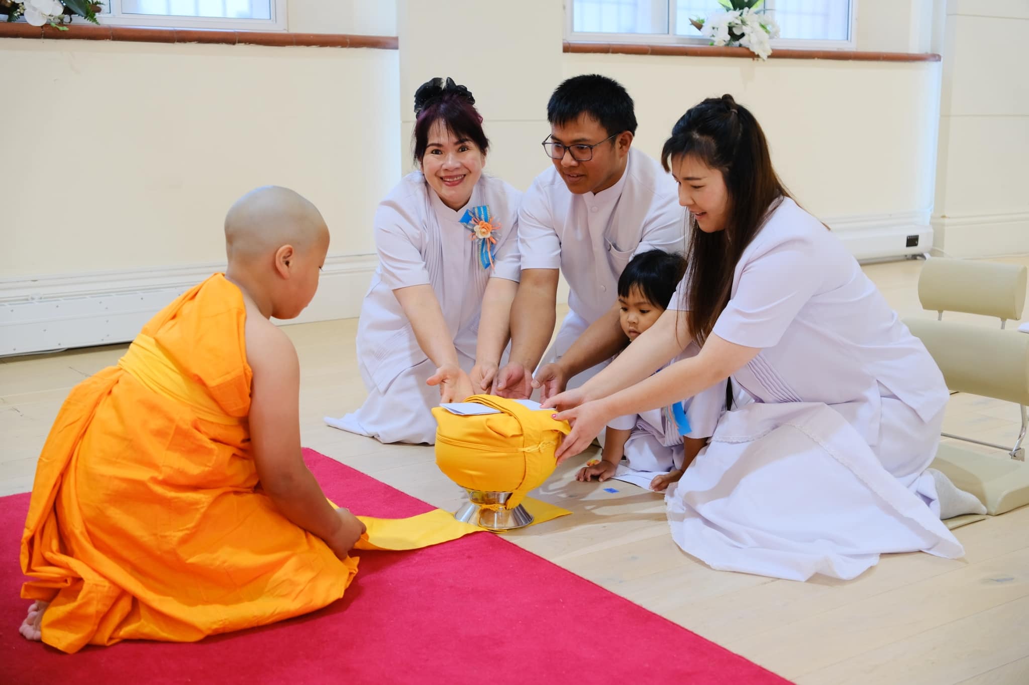 วัดพระธรรมกายแมนเชสเตอร์ จัดพิธีบรรพชาสามเณรภาคฤดูร้อน
