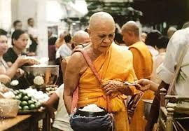 หลวงปู่บิณฑบาตโปรดญาติโยม