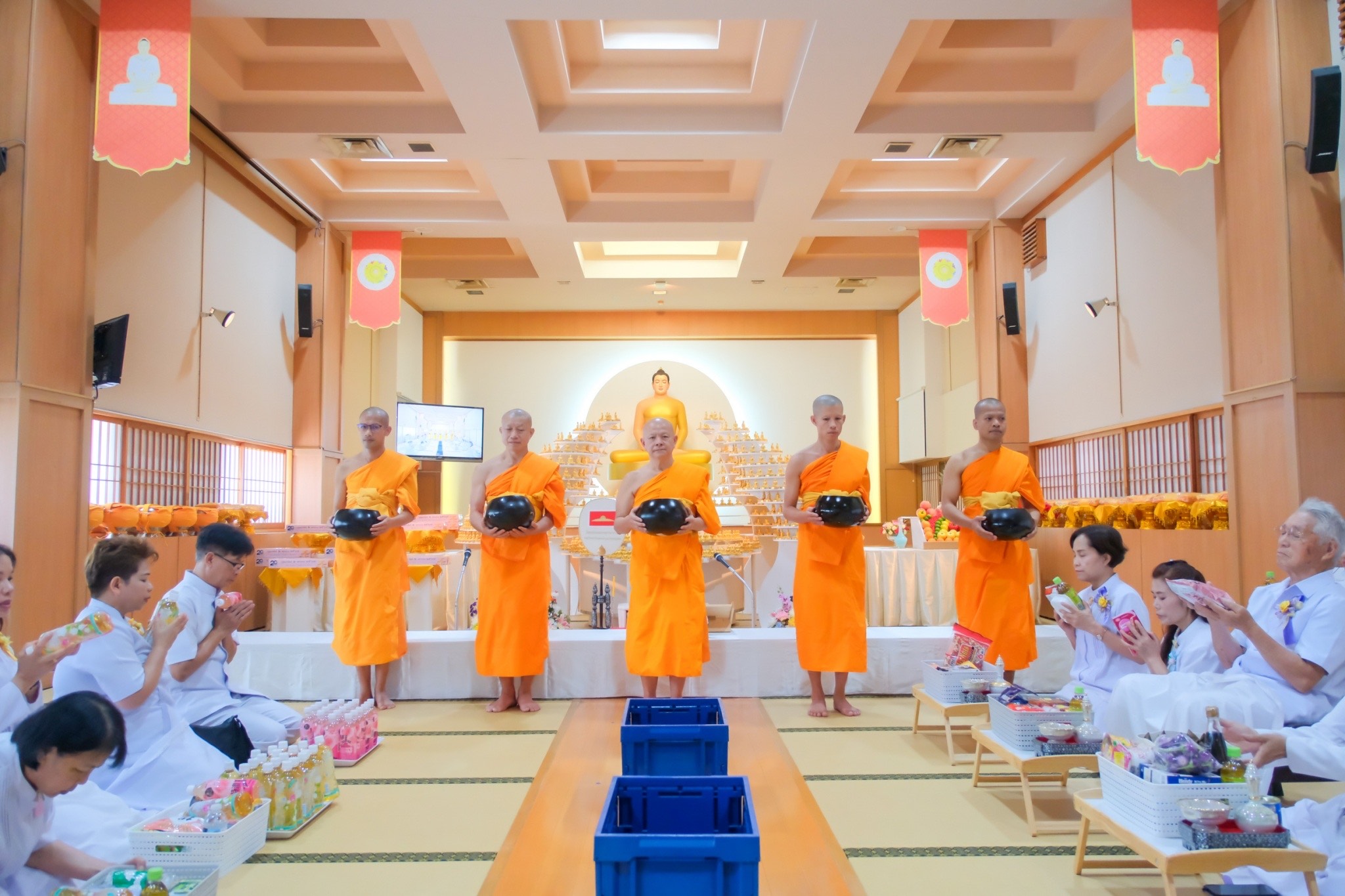 วัดพระธรรมกายคานากาว่า จัดพิธีบูชาข้าวพระ