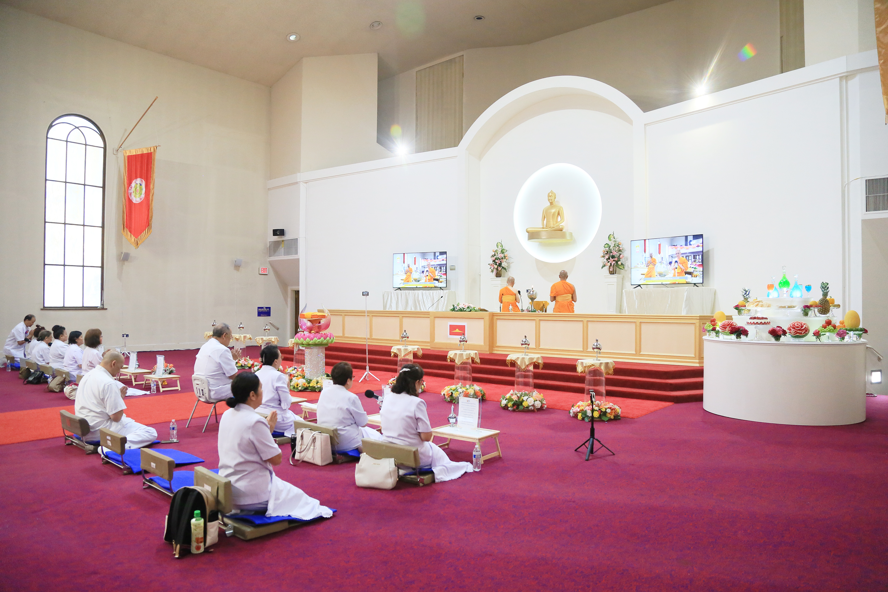 วัดพระธรรมกายออเรกอน จัดพิธีบูชาข้าวพระ