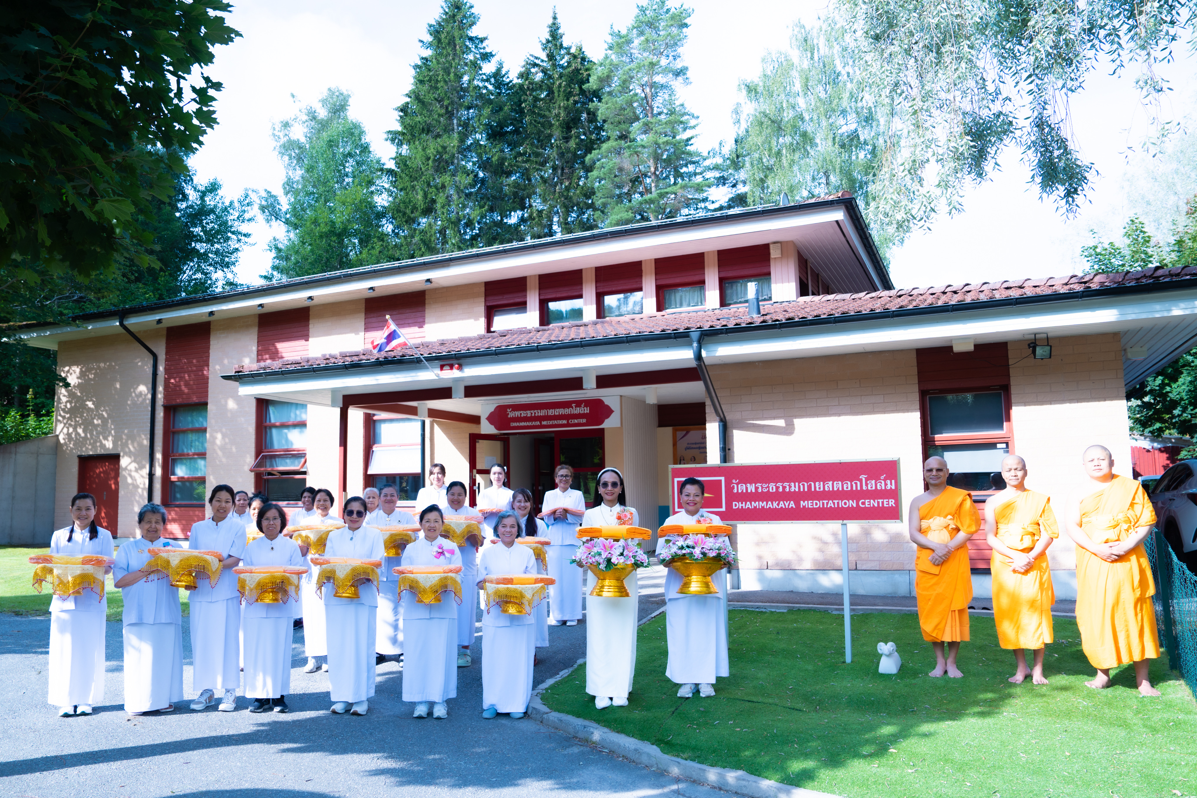 วัดพระธรรมกายสตอกโฮล์ม จัดพิธีทอดผ้าป่าธรรมชัย
