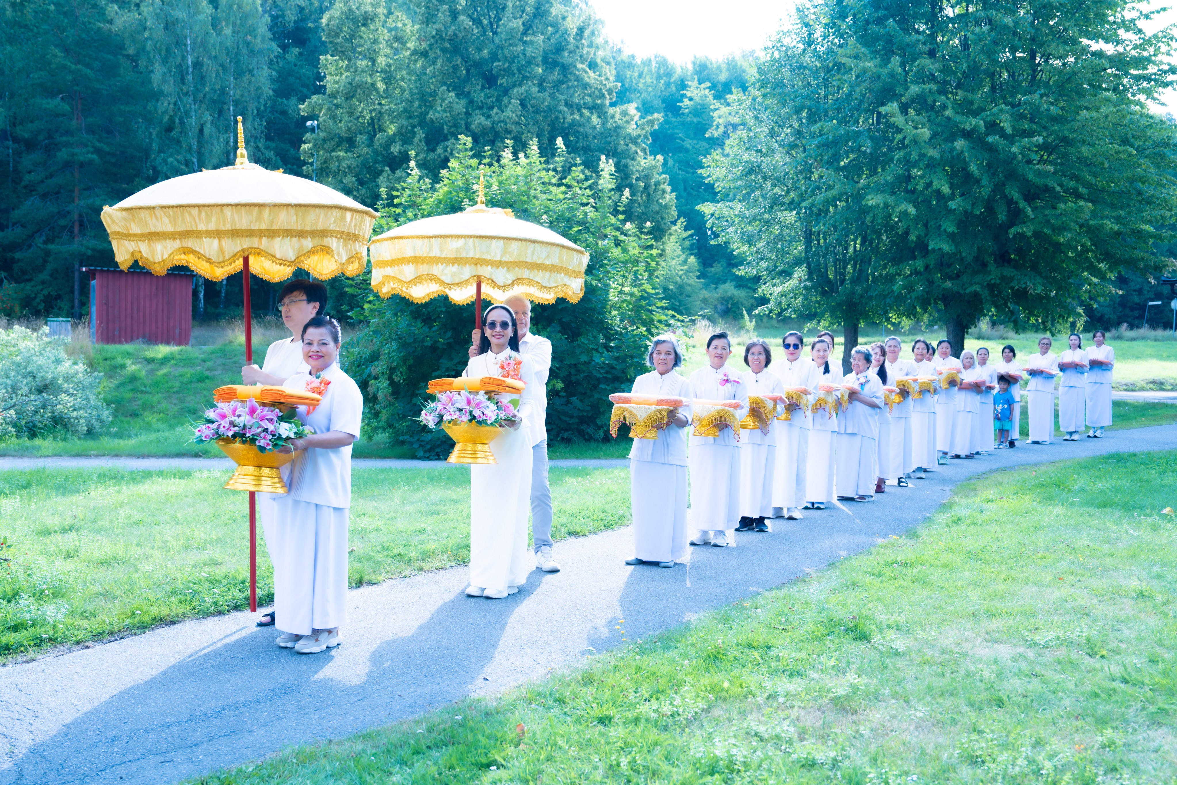 วัดพระธรรมกายสตอกโฮล์ม จัดพิธีทอดผ้าป่าธรรมชัย