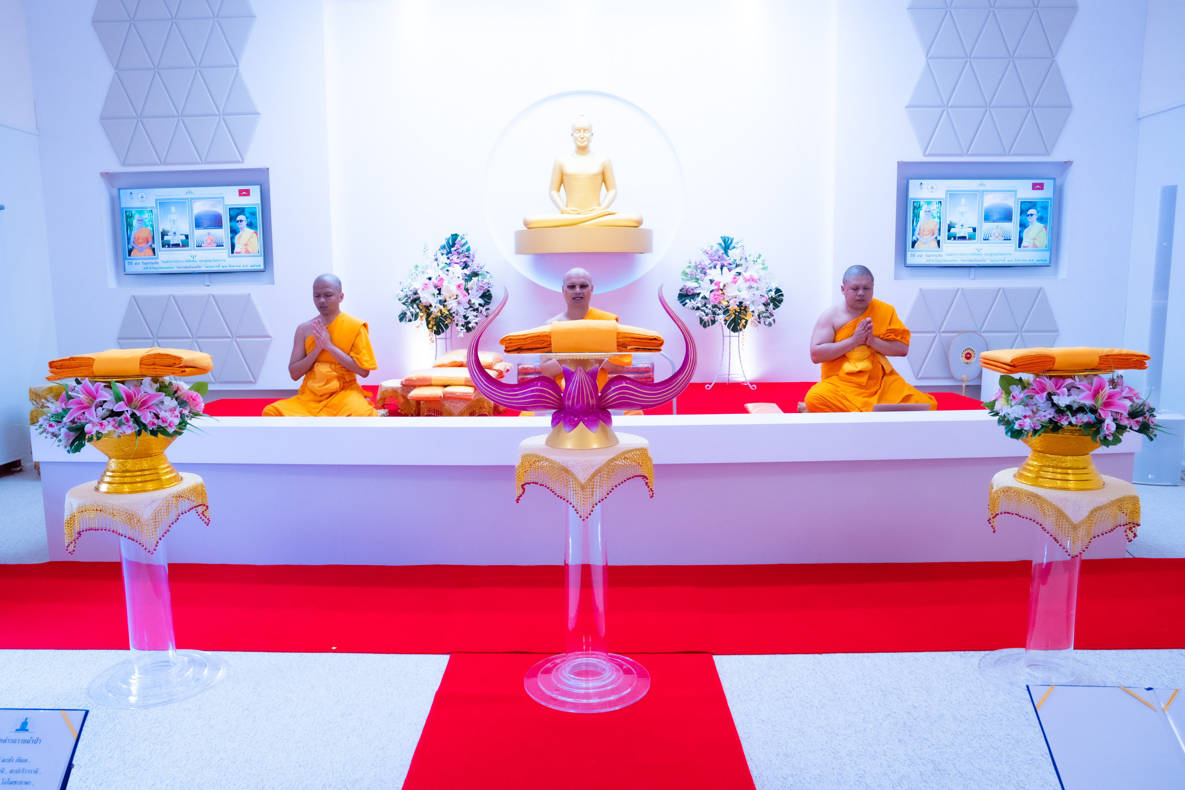 วัดพระธรรมกายสตอกโฮล์ม จัดพิธีทอดผ้าป่าธรรมชัย