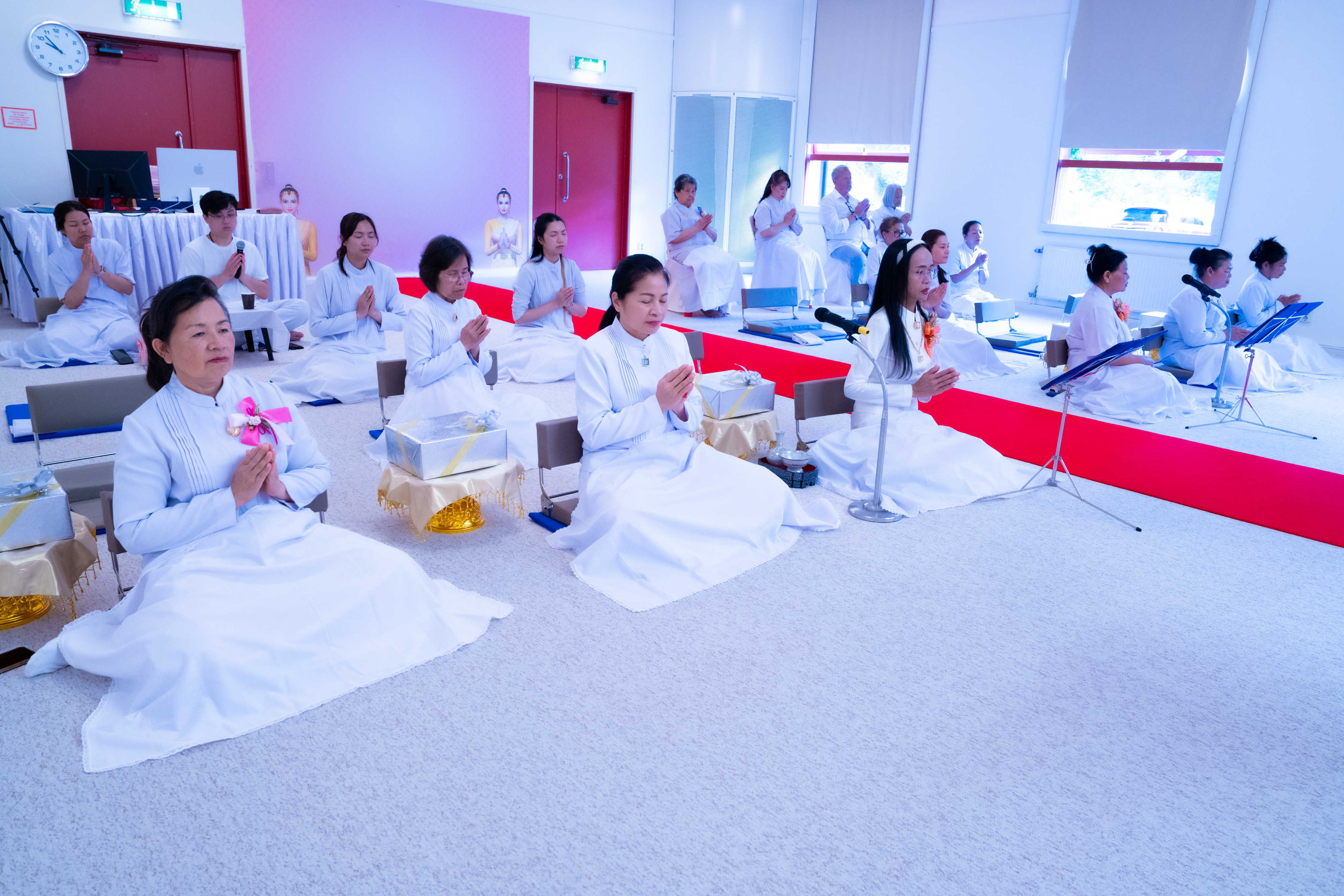 วัดพระธรรมกายสตอกโฮล์ม จัดพิธีทอดผ้าป่าธรรมชัย