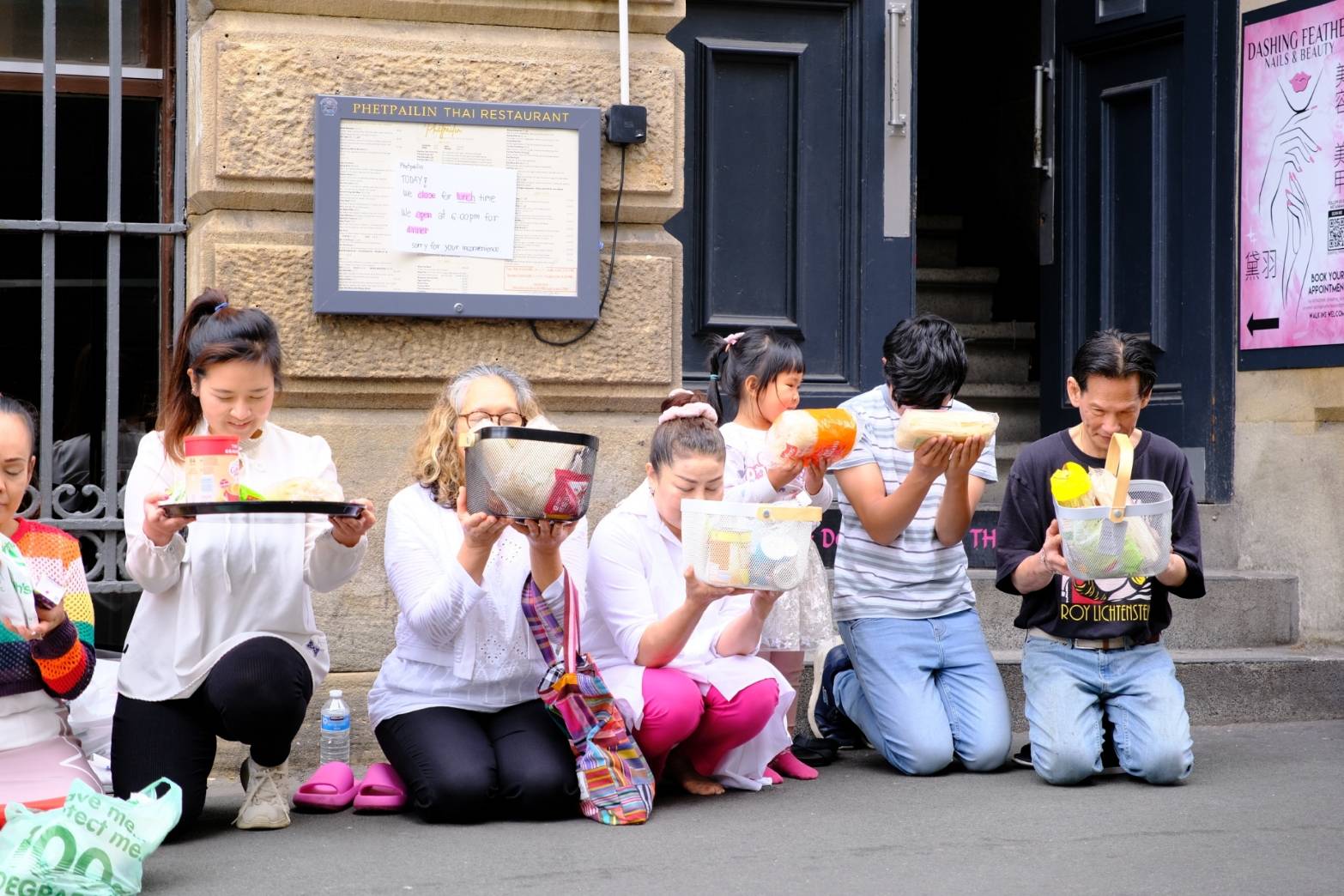 พระสงฆ์และสามเณรวัดพระธรรมกายแมนเชสเตอร์ รับบิณฑบาต ณ  ChinaTown