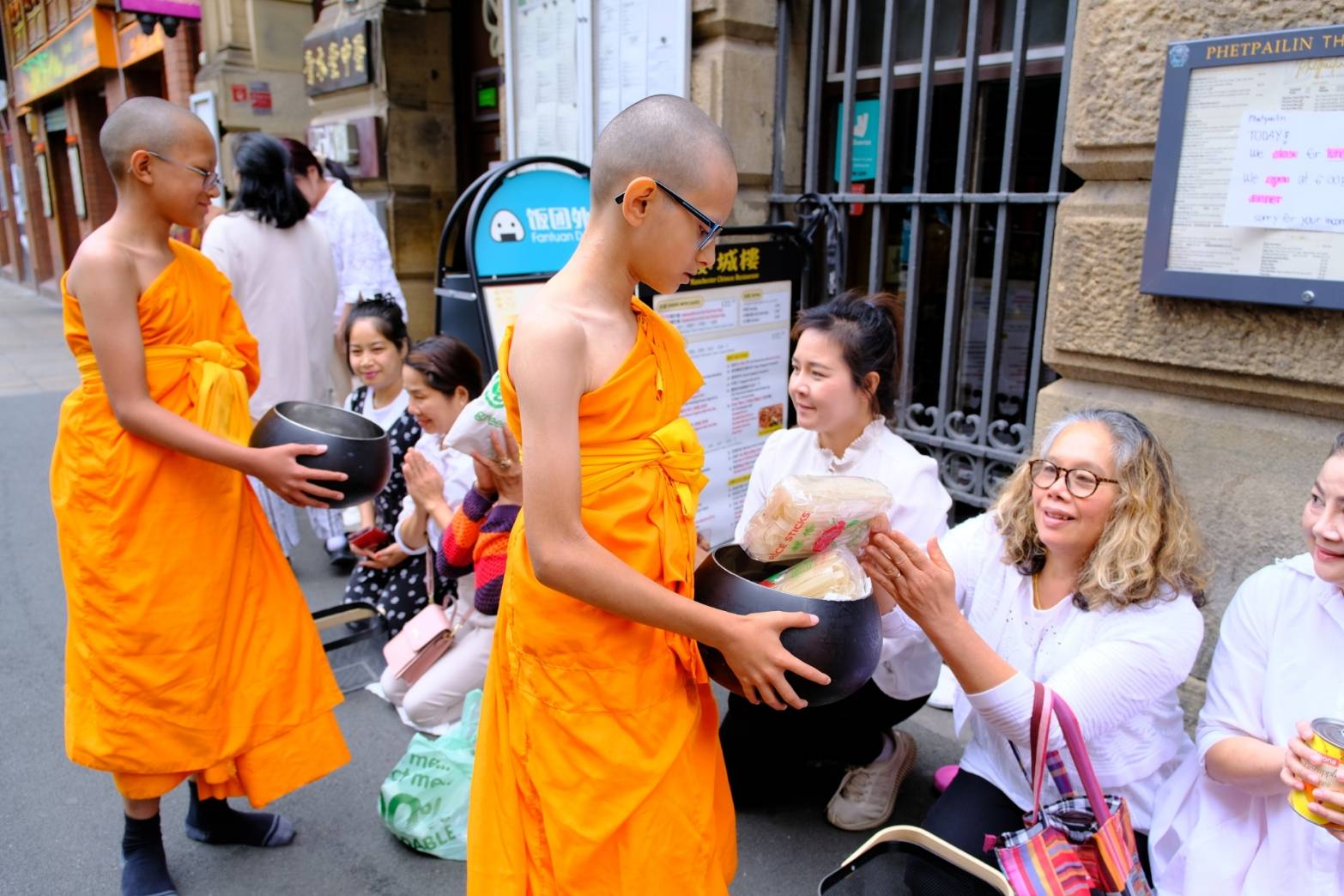 พระสงฆ์และสามเณรวัดพระธรรมกายแมนเชสเตอร์ รับบิณฑบาต ณ  ChinaTown