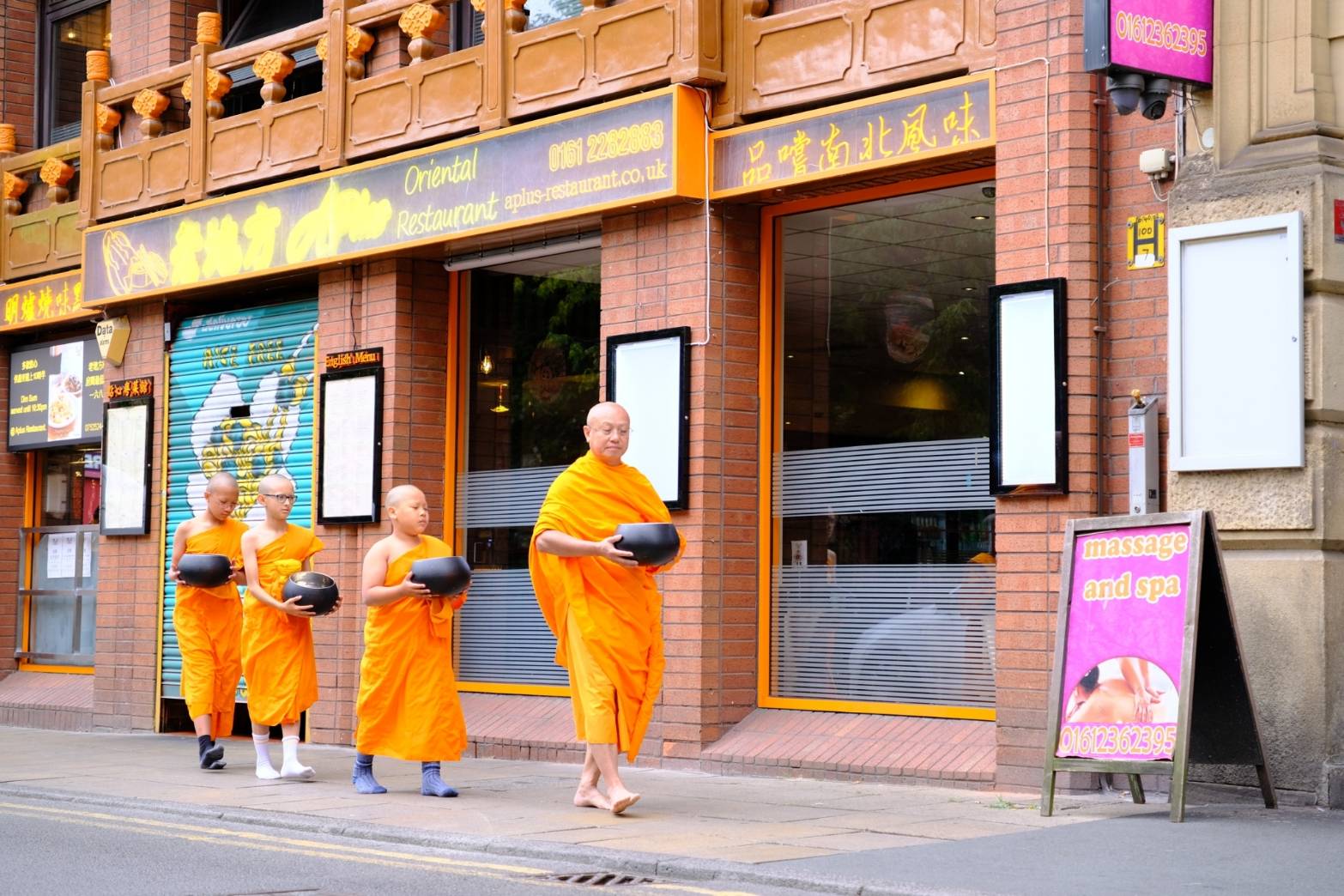 พระสงฆ์และสามเณรวัดพระธรรมกายแมนเชสเตอร์ รับบิณฑบาต ณ  ChinaTown