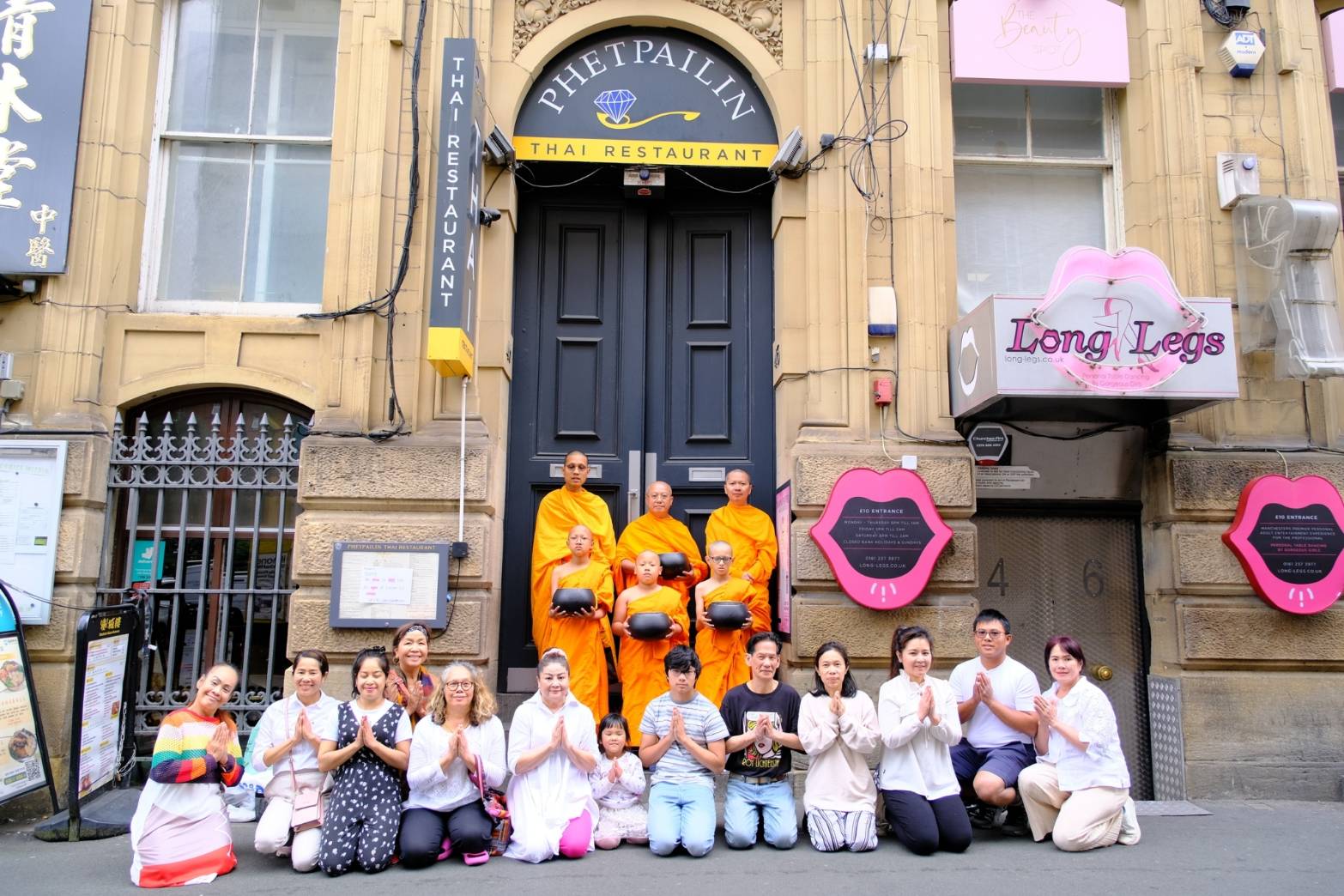 พระสงฆ์และสามเณรวัดพระธรรมกายแมนเชสเตอร์ รับบิณฑบาต ณ  ChinaTown