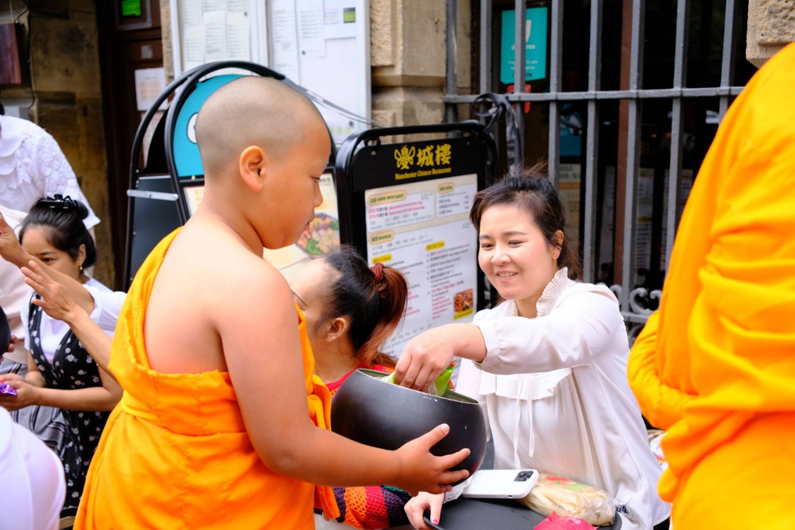 พระสงฆ์และสามเณรวัดพระธรรมกายแมนเชสเตอร์ รับบิณฑบาต ณ  ChinaTown