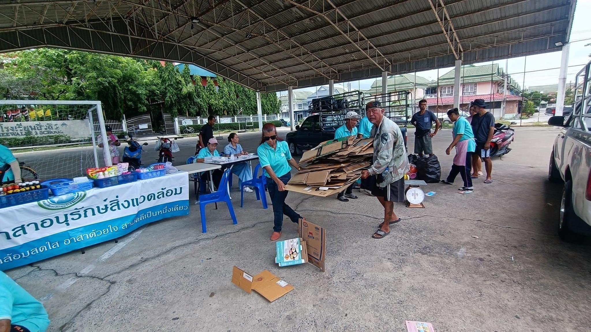 วัดพระธรรมกาย มูลนิธิธรรมกาย มอบข้าวสาร อาหารสำเร็จรูป สนับสนุนเครือข่ายชมรมจิตอาสาอนุรักษ์สิ่งแวดล้อม ตำบลคลองสาม
