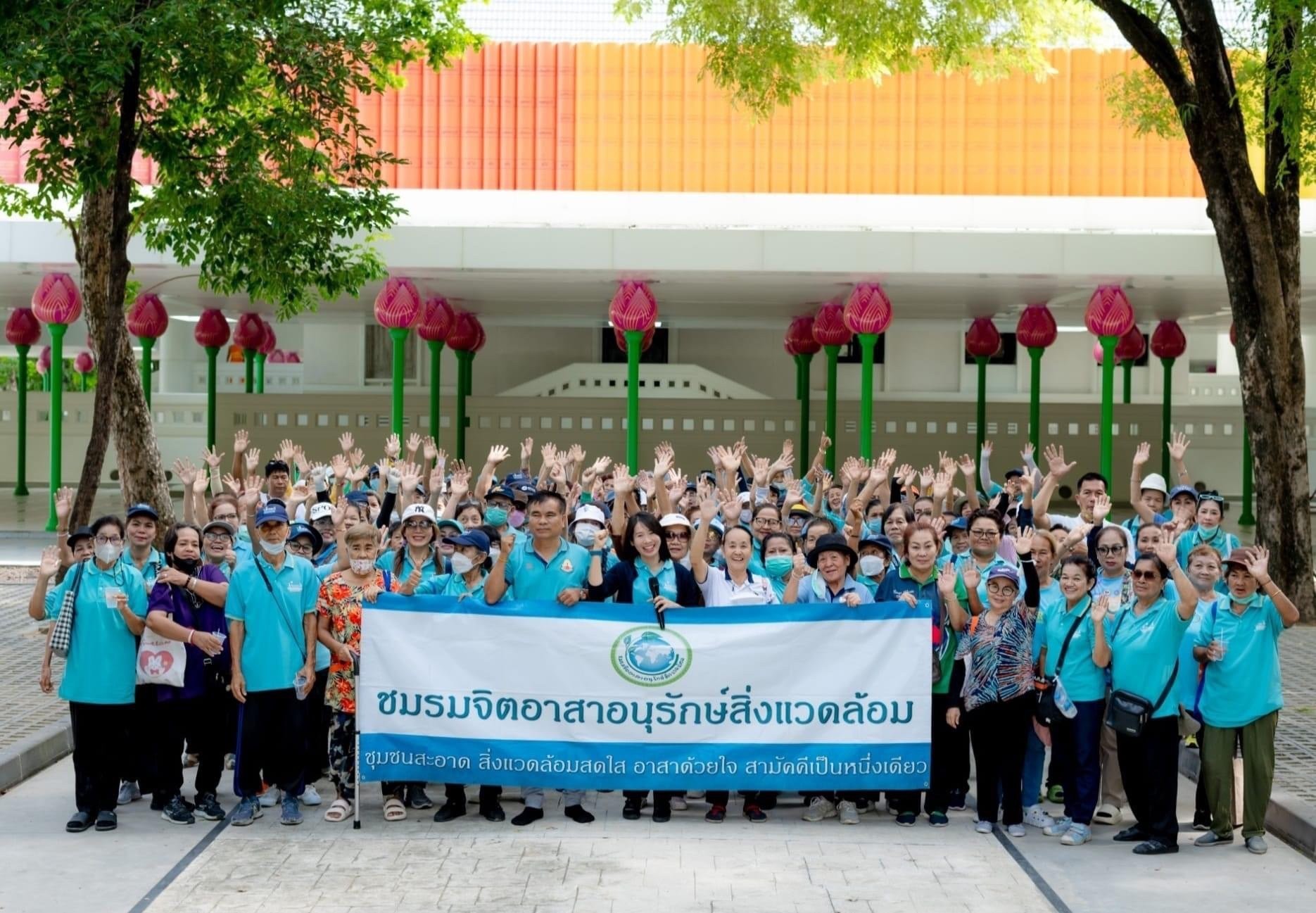วัดพระธรรมกาย มูลนิธิธรรมกาย มอบข้าวสาร อาหารสำเร็จรูป สนับสนุนเครือข่ายชมรมจิตอาสาอนุรักษ์สิ่งแวดล้อม ตำบลคลองสาม