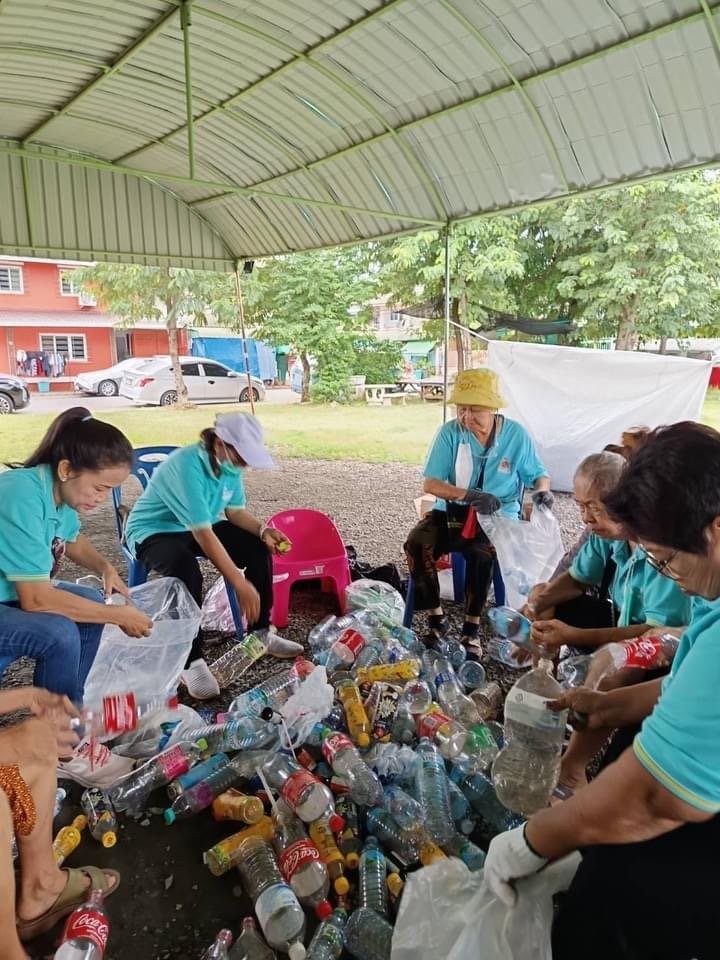 วัดพระธรรมกาย มูลนิธิธรรมกาย มอบข้าวสาร อาหารสำเร็จรูป สนับสนุนเครือข่ายชมรมจิตอาสาอนุรักษ์สิ่งแวดล้อม ตำบลคลองสาม