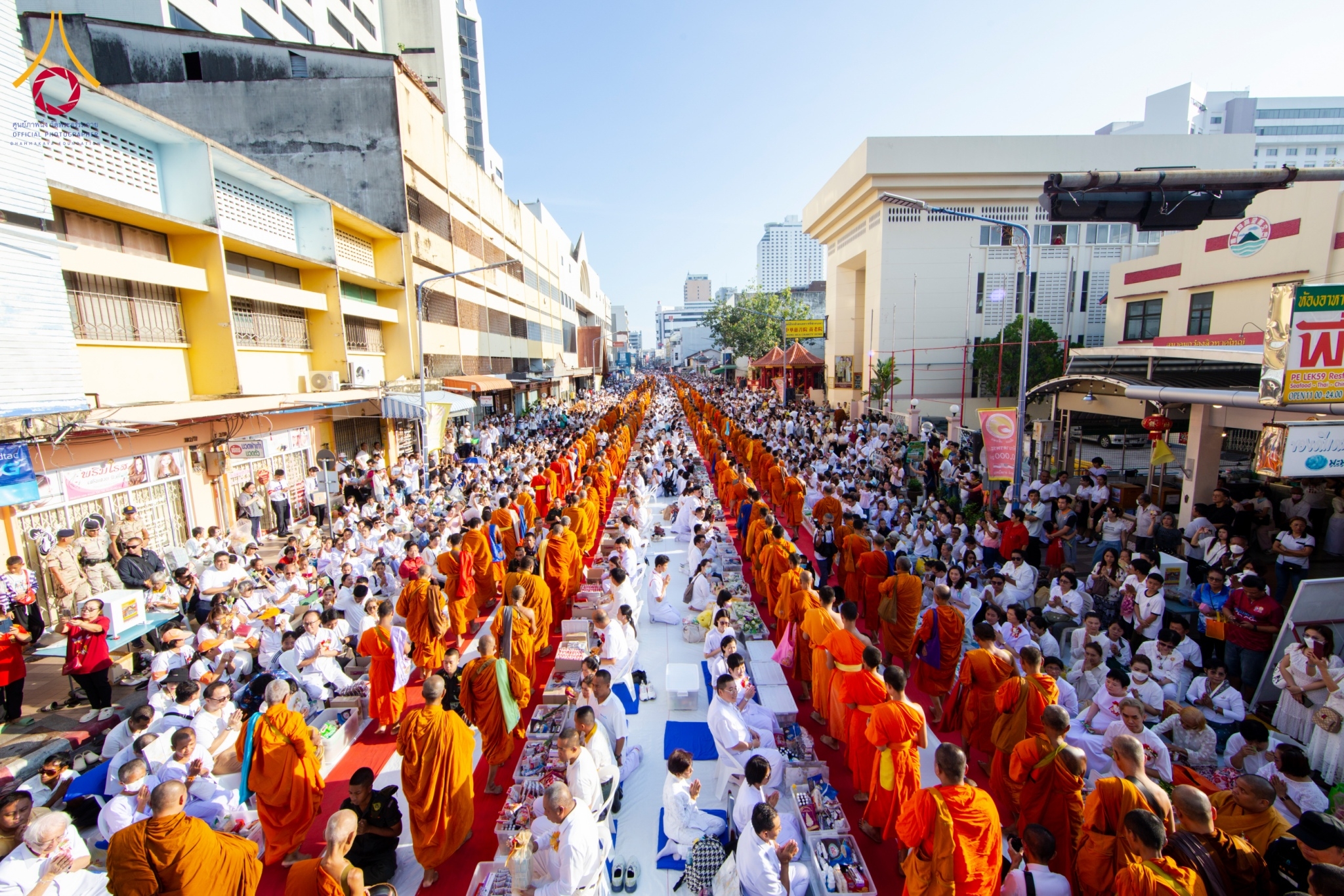 พิธีตักบาตรพระ 10,000 รูป นานาชาติปีที่ 21 ใจกลางเมืองหาดใหญ่