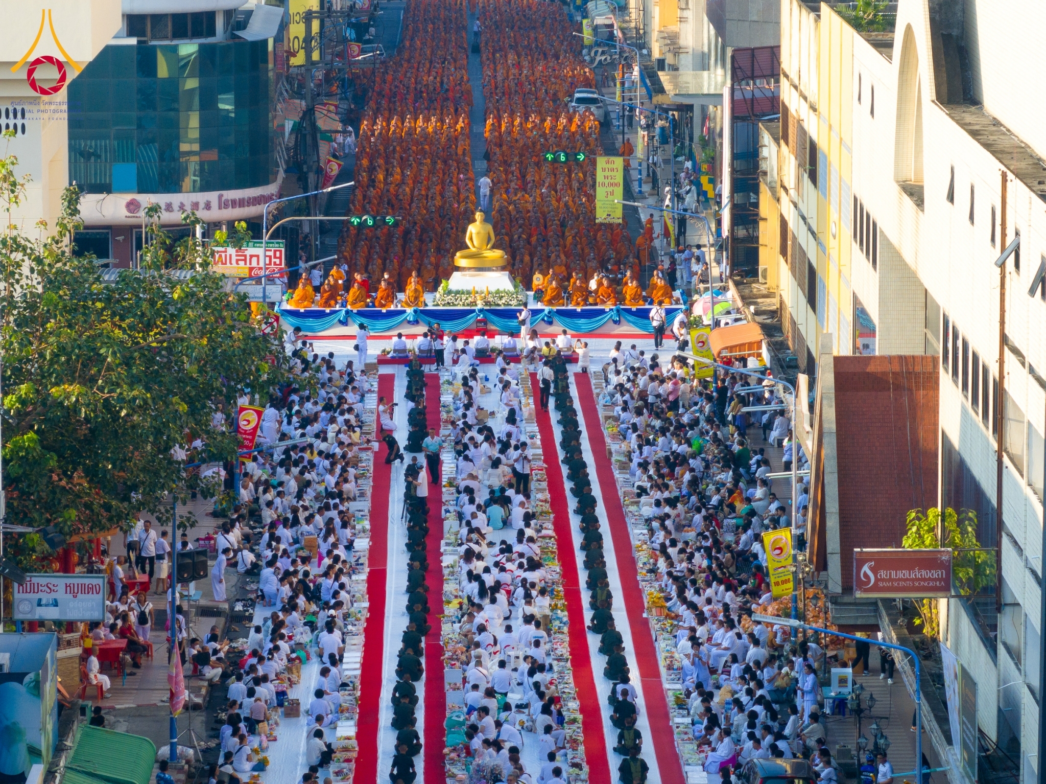 พิธีตักบาตรพระ 10,000 รูป นานาชาติปีที่ 21 ใจกลางเมืองหาดใหญ่