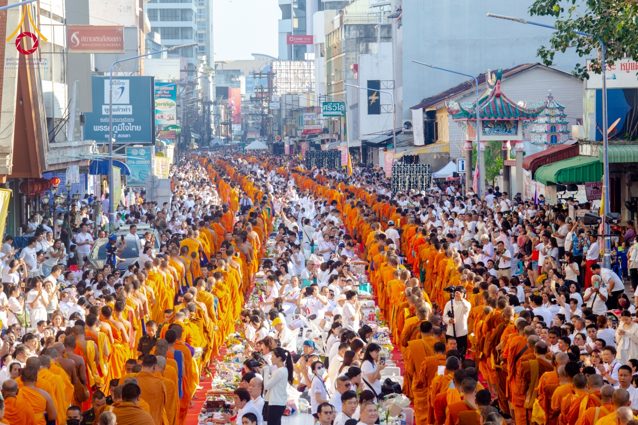พิธีตักบาตรพระ 10,000 รูป นานาชาติปีที่ 21 ใจกลางเมืองหาดใหญ่