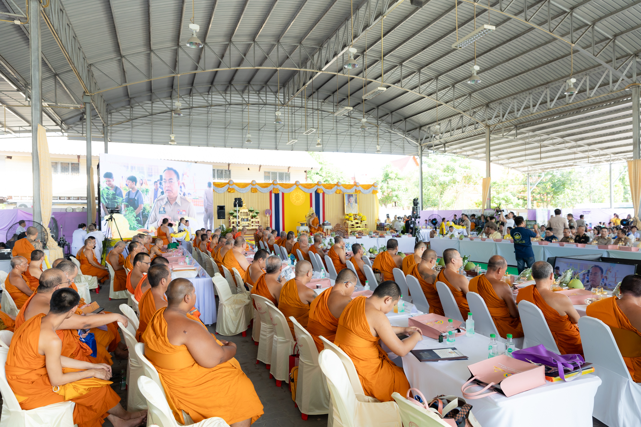 เจ้าคณะใหญ่หนกลาง ลงพื้นที่ตรวจเยี่ยมและติดตามโครงการหมู่บ้านรักษาศีล 5 ณ วัดอุทยาน