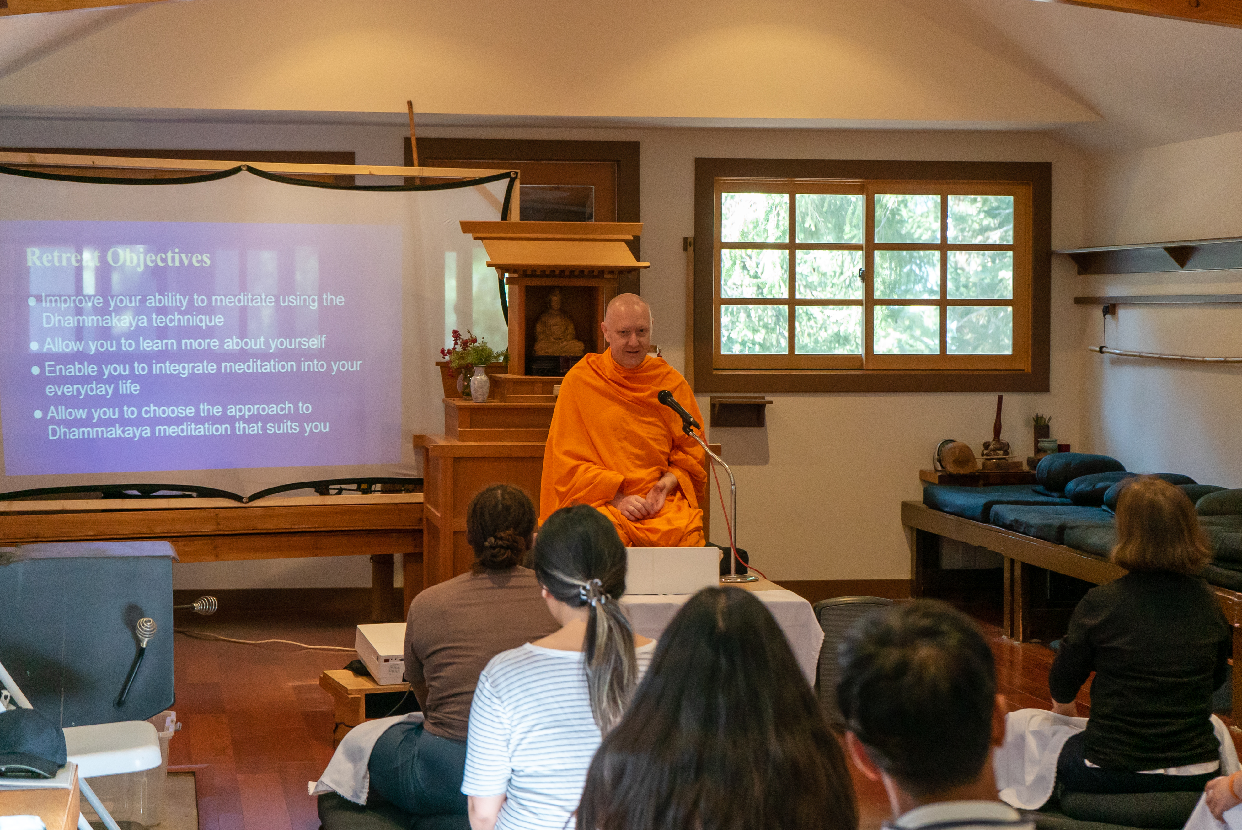 วัดพระธรรมกายแคลิฟอร์เนีย จัดปฏิบัติธรรมหล่อหลอมอาสาสมัครชาวท้องถิ่น
