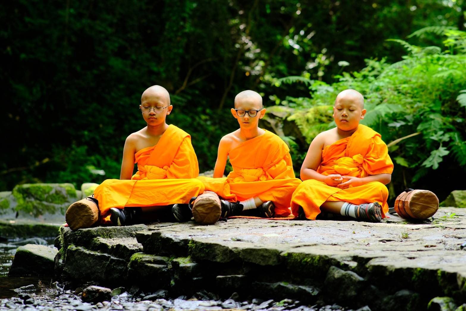 พระสงฆ์และสามเณรวัดพระธรรมกายแมนเชสเตอร์ ได้เดินธุดงค์ ณ Peak District National Park