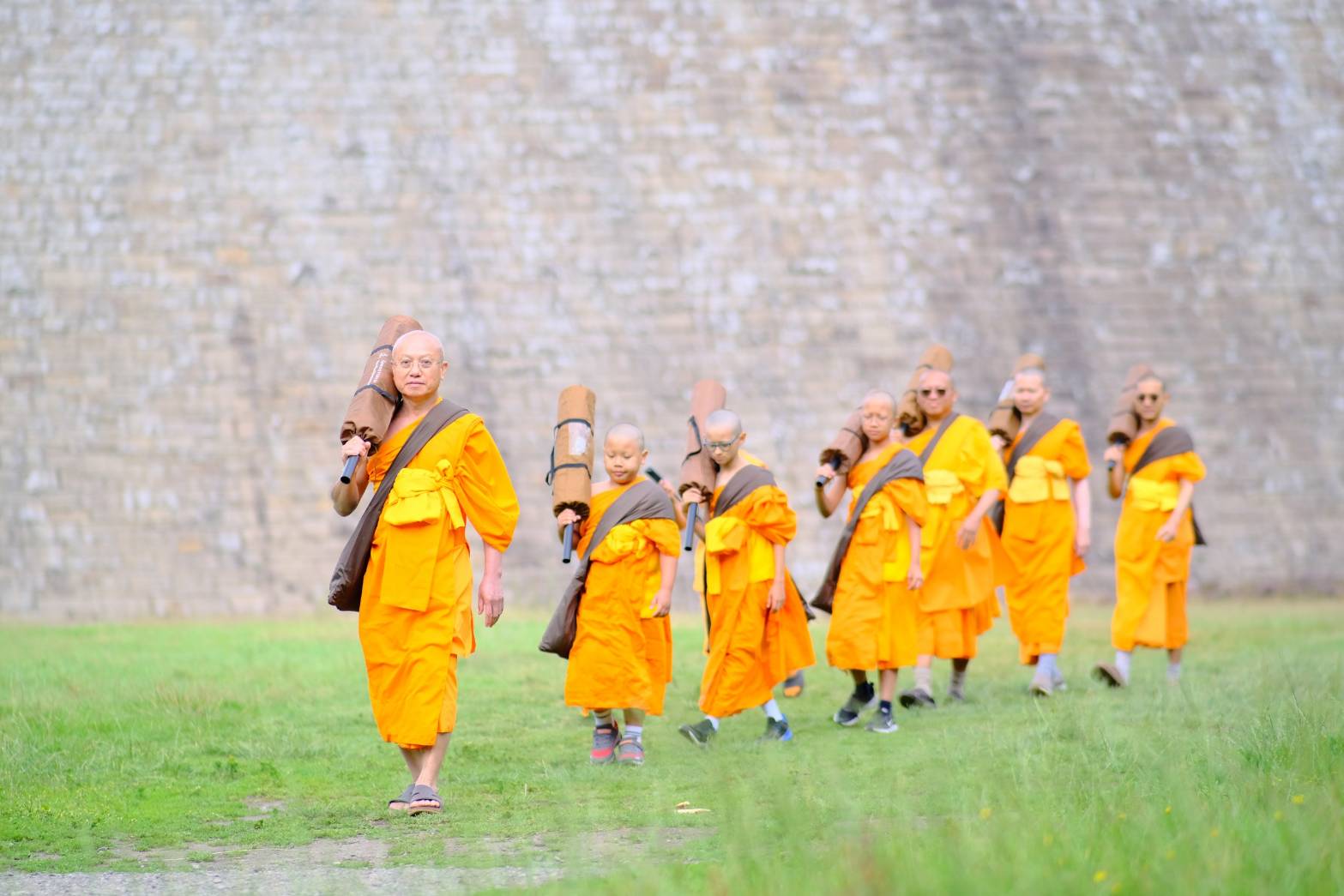 พระสงฆ์และสามเณรวัดพระธรรมกายแมนเชสเตอร์ ได้เดินธุดงค์ ณ Peak District National Park