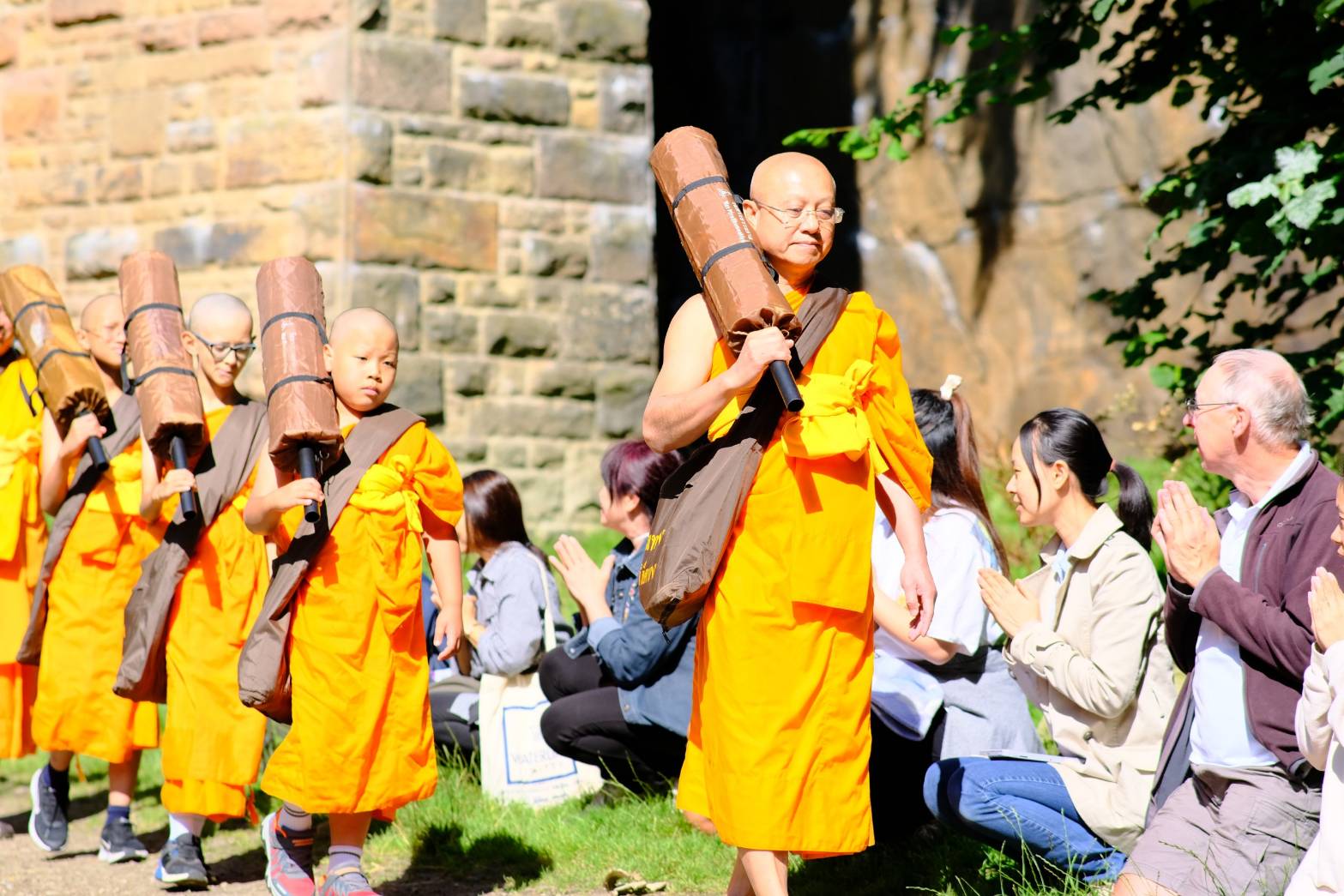 พระสงฆ์และสามเณรวัดพระธรรมกายแมนเชสเตอร์ ได้เดินธุดงค์ ณ Peak District National Park