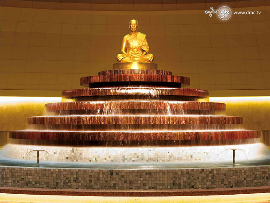 รูปเหมือนหลวงปู่ทองคำ หนัก 1 ตัน ภายในมหาวิหารพระมงคลเทพมุนีฯ