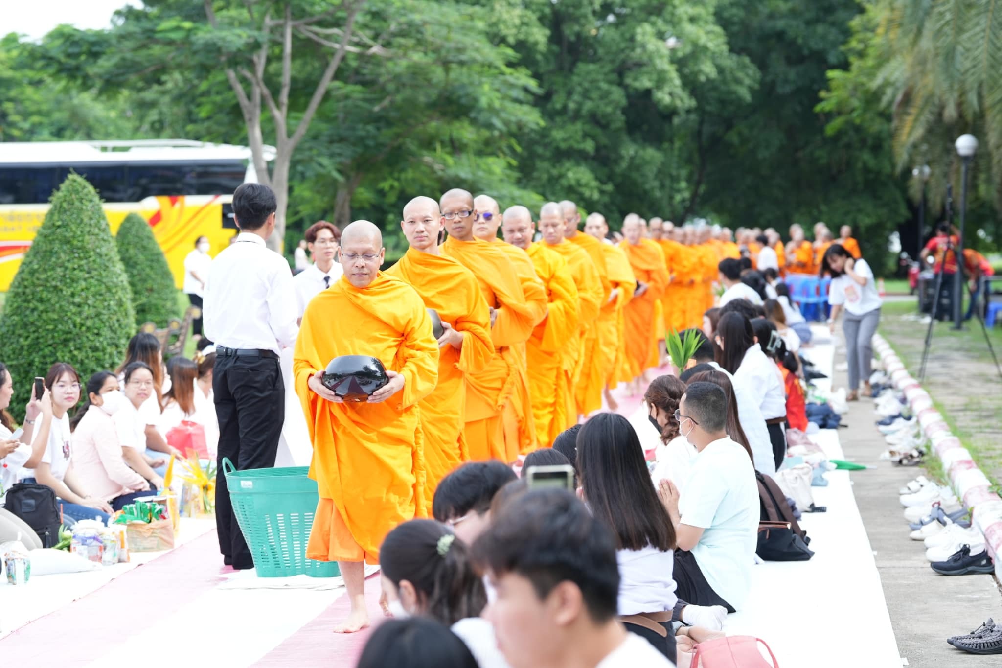พิธีตักบาตรพระ 90 รูป  เนื่องในโอกาส 90 ปี ธรรมศาสตร์