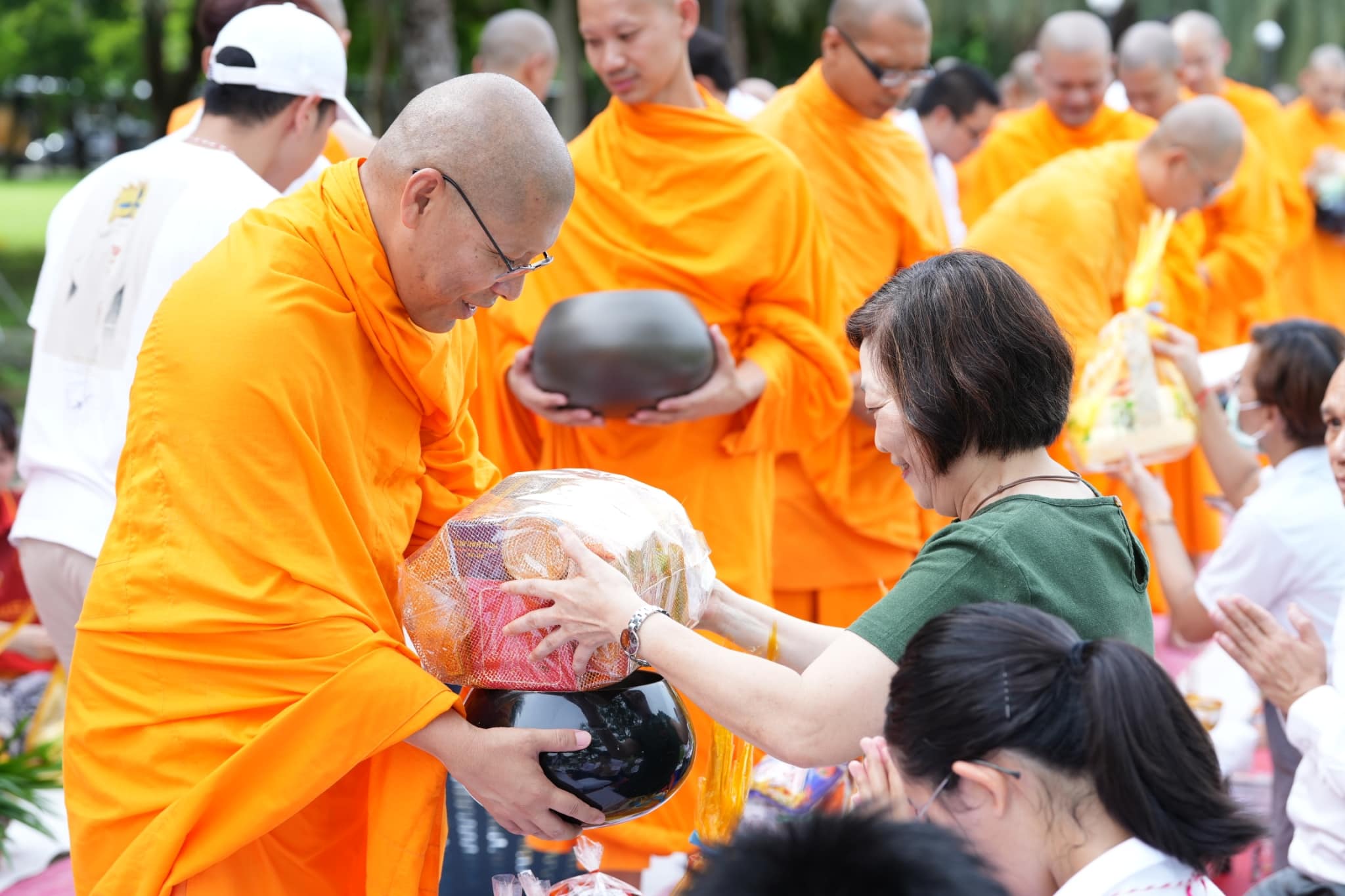 พิธีตักบาตรพระ 90 รูป  เนื่องในโอกาส 90 ปี ธรรมศาสตร์