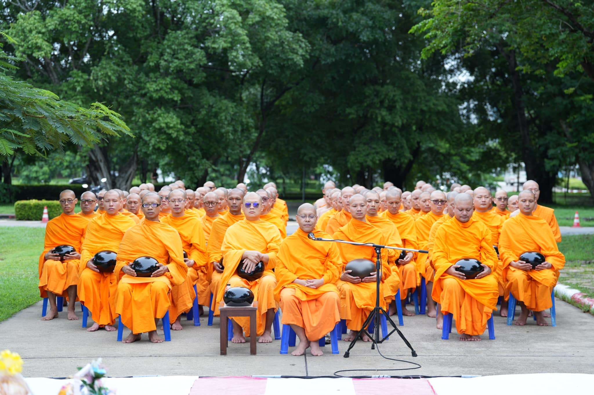 พิธีตักบาตรพระ 90 รูป  เนื่องในโอกาส 90 ปี ธรรมศาสตร์