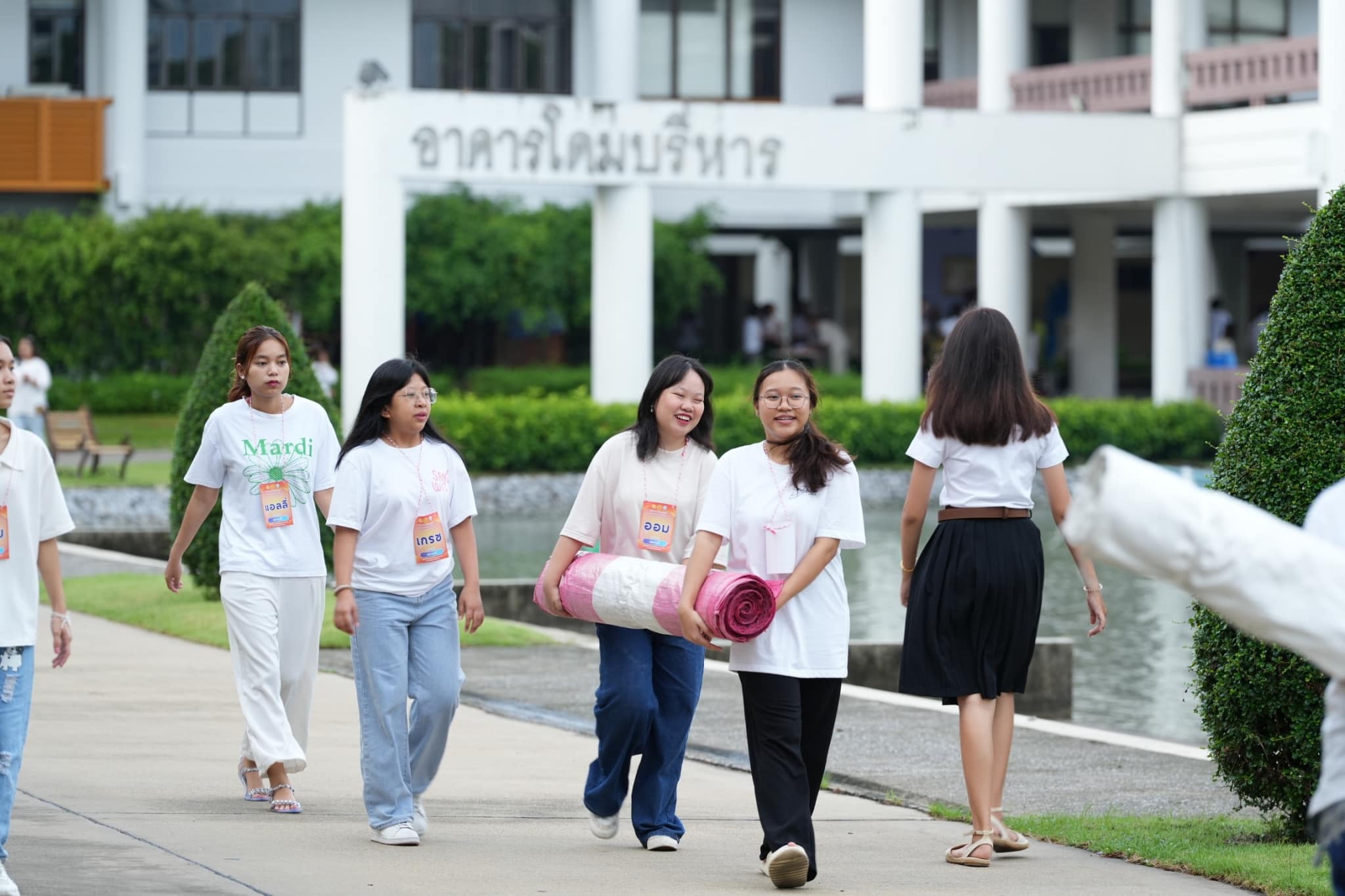 พิธีตักบาตรพระ 90 รูป  เนื่องในโอกาส 90 ปี ธรรมศาสตร์