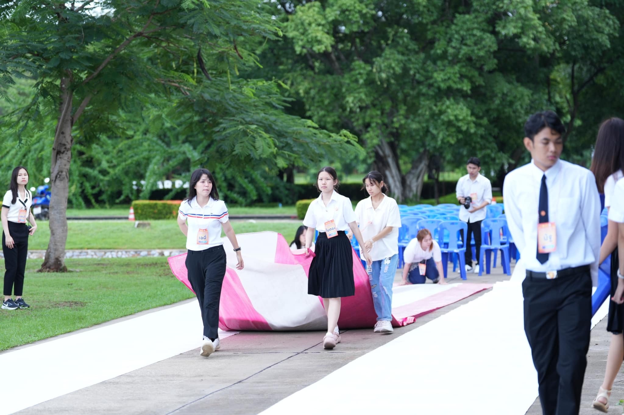 พิธีตักบาตรพระ 90 รูป  เนื่องในโอกาส 90 ปี ธรรมศาสตร์