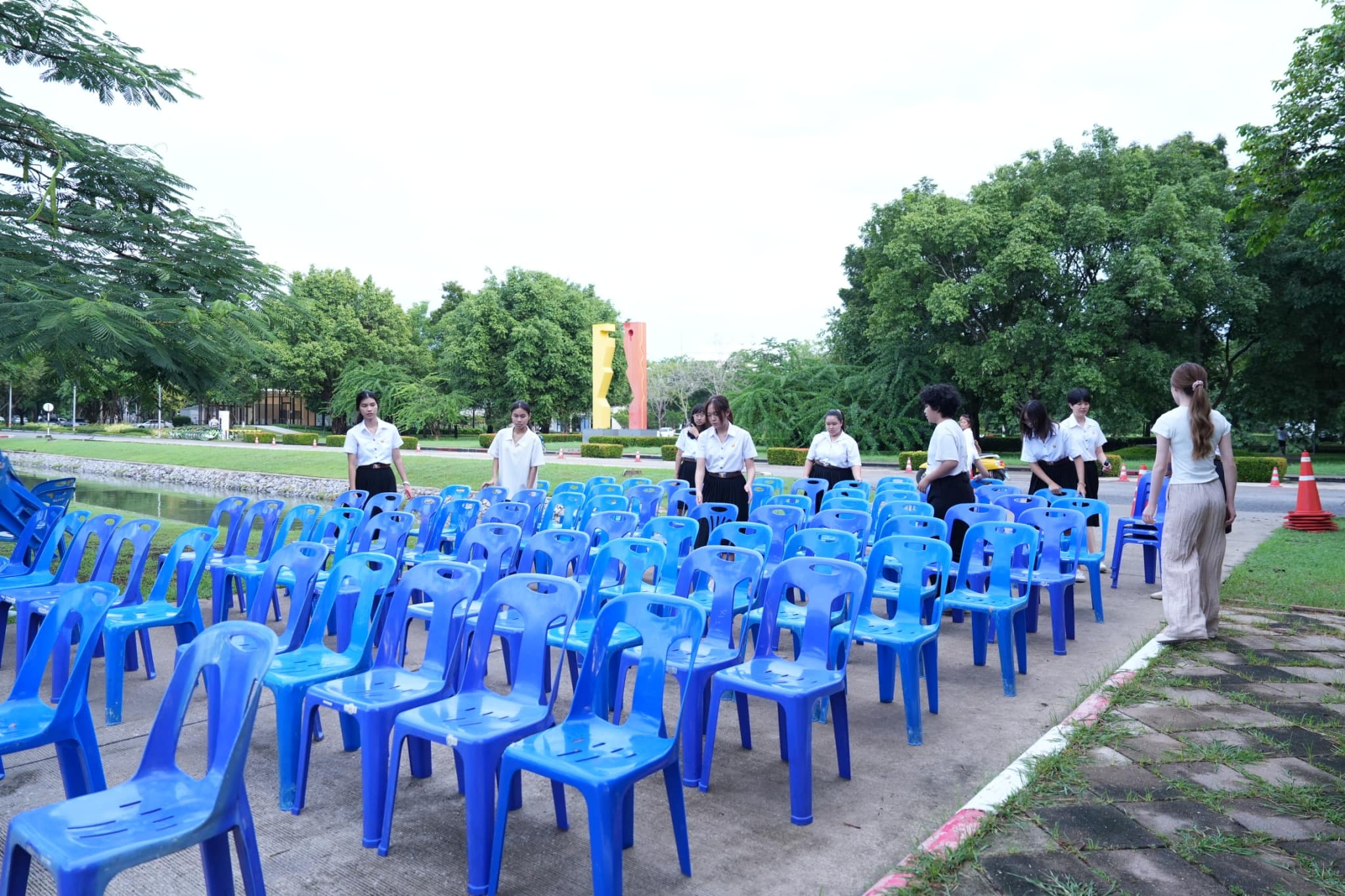 พิธีตักบาตรพระ 90 รูป  เนื่องในโอกาส 90 ปี ธรรมศาสตร์