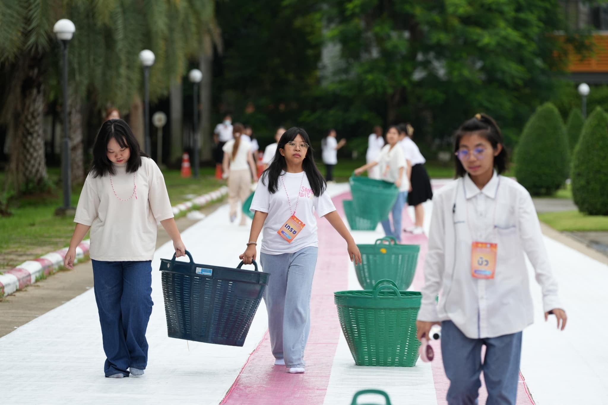 พิธีตักบาตรพระ 90 รูป  เนื่องในโอกาส 90 ปี ธรรมศาสตร์