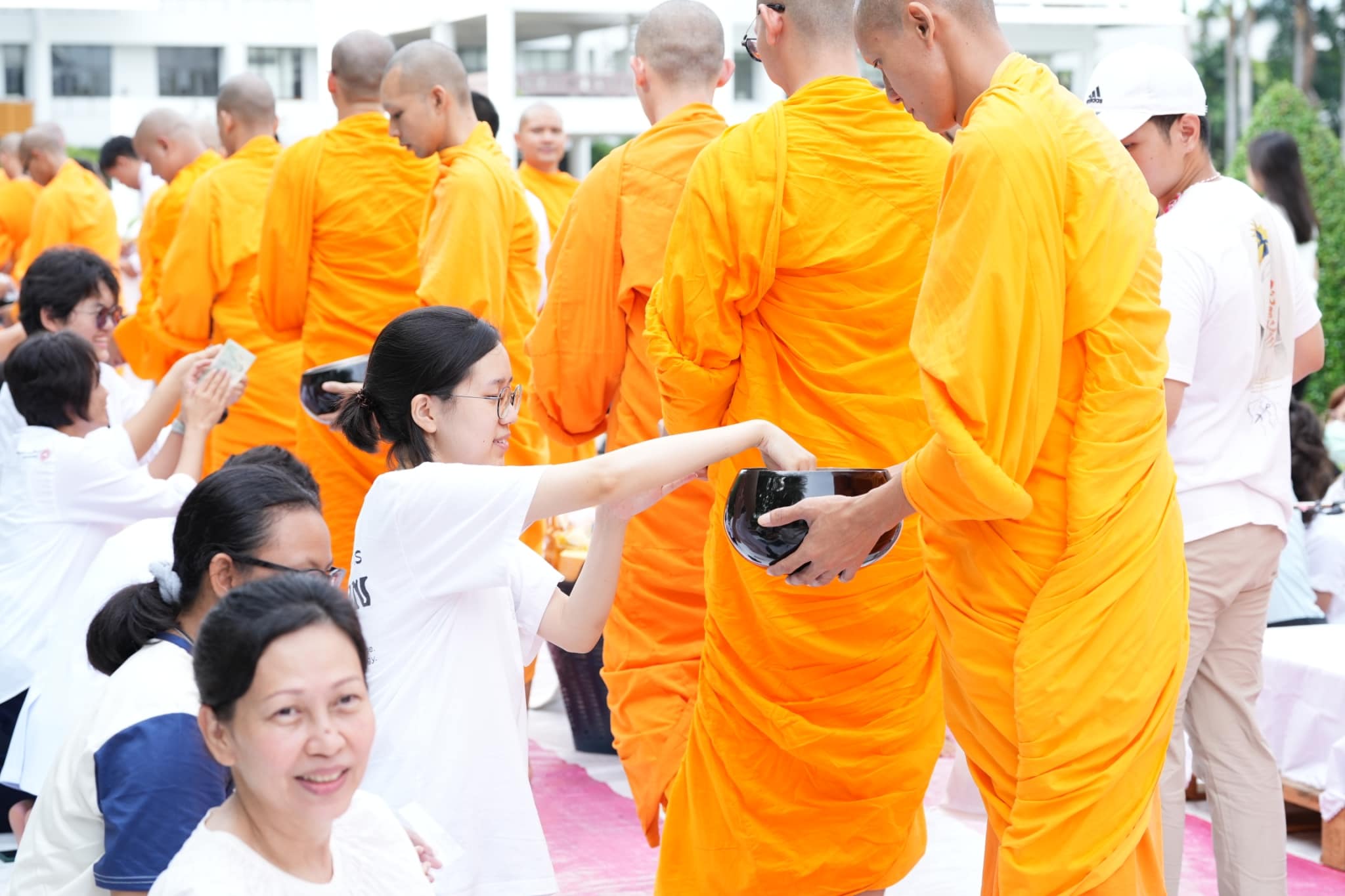 พิธีตักบาตรพระ 90 รูป  เนื่องในโอกาส 90 ปี ธรรมศาสตร์