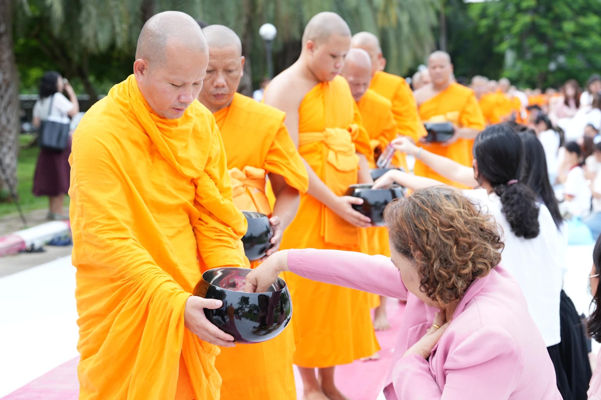 พิธีตักบาตรพระ 90 รูป  เนื่องในโอกาส 90 ปี ธรรมศาสตร์