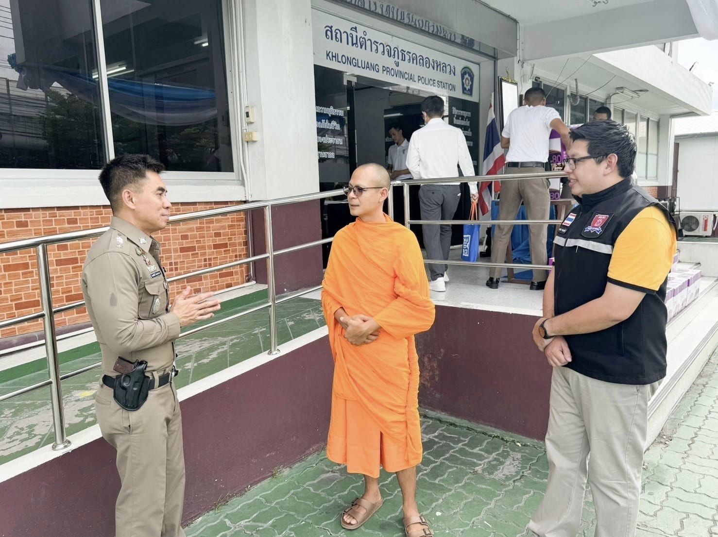 วัดพระธรรมกาย มอบวัสดุสำนักงาน แก่สถานีตํารวจภูธรคลองหลวง 