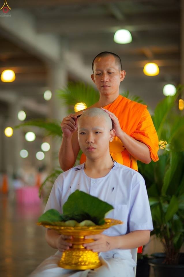 วันโกน วันที่พระภิกษุโกนผม
