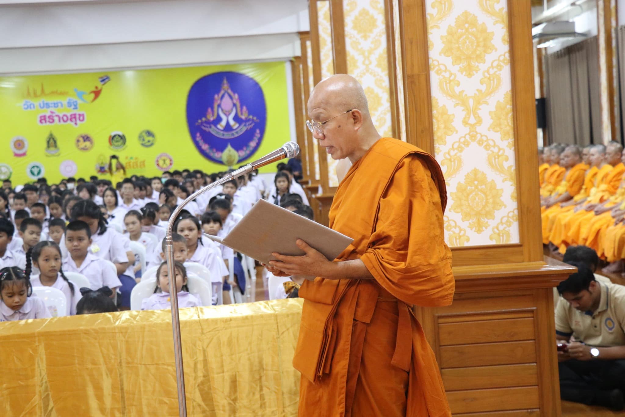 พระธรรมรัตนาภรณ์ มอบทุนการศึกษาแก่พระสงฆ์ นักเรียน นักศึกษา